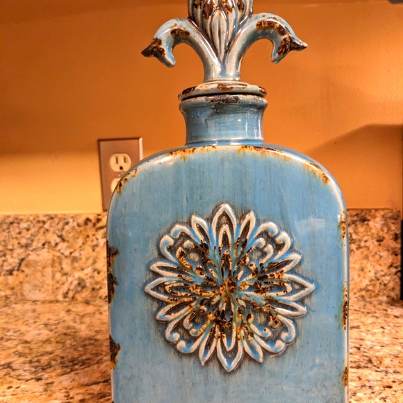 Privilege Turquoise Blue Vase with Fleur-de-lis Top, Very Unique, Beauti… - Picture 2 of 11
